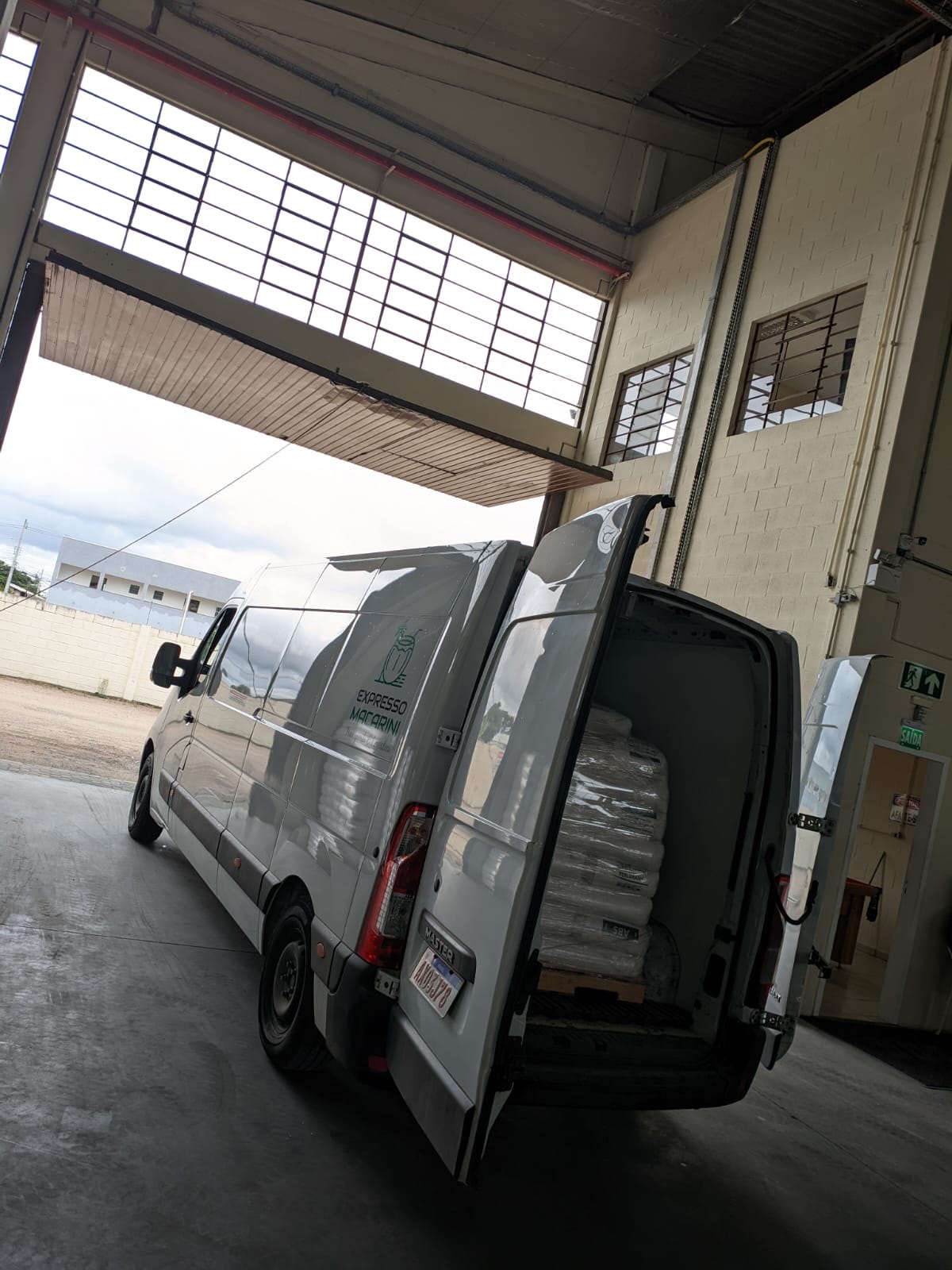 Van da Expresso Macarini em operação de entrega